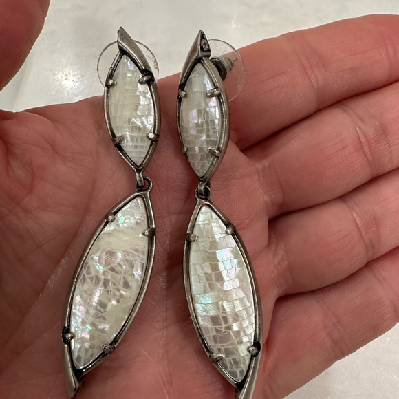Kendra Scott mother of pearl earrings - Picture 2 of 3